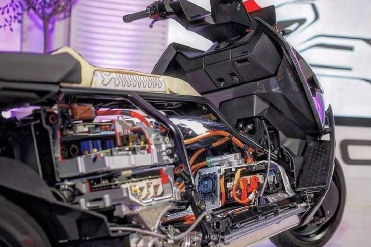 Bộ mâm của BMW CE04 có kích thước 15 inch, với lốp trước 120/70 và lốp sau 160/60. Phanh đĩa đôi ở bánh trước và phanh đĩa đơn ở bánh sau, tích hợp ABS. Giảm xóc phía trước dạng ống lồng, phía sau kiểu lò xo trụ đặt lệch.