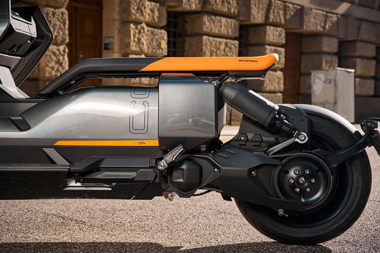 Kết hợp với đó là bộ pin lithium-ion có dung lượng 8,9 kWh cho tầm hoạt động tối đa khoảng 130 km. Nếu sử dụng sạc nhanh 6,9 kW, cụm pin có thể tăng dung lượng từ 20-80% chỉ trong 45 phút.