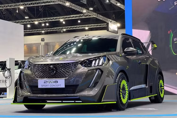 Cánh gió ở phía trước giúp chiếc xe dễ dàng di chuyển ở tốc độ cao. Trong khi đó ở phía sau, cánh gió lớn cố định được gắn vào kính hậu để giúp tăng lực ép xuống mặt đường, từ đó cải thiện khả năng bám đường và tính ổn định cho xe.