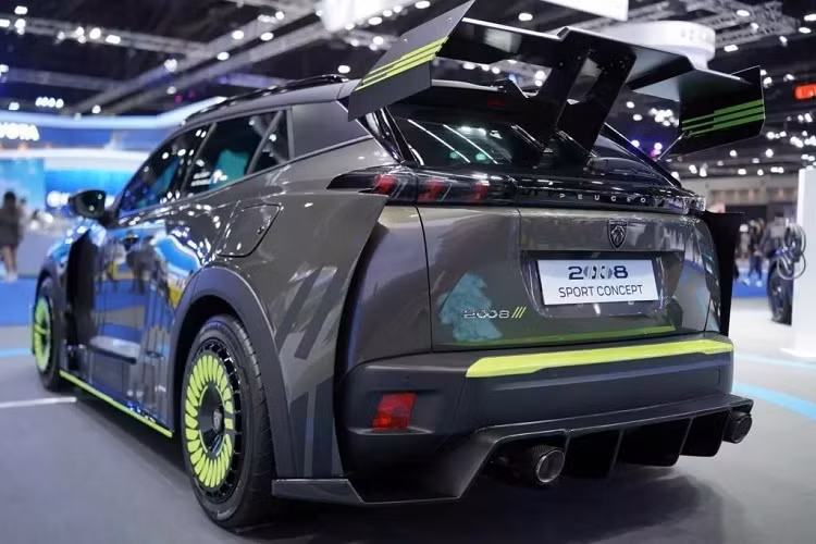 Phía đằng sau còn có phần cản thể thao hơn đi cùng bộ đôi ống xả carbon.