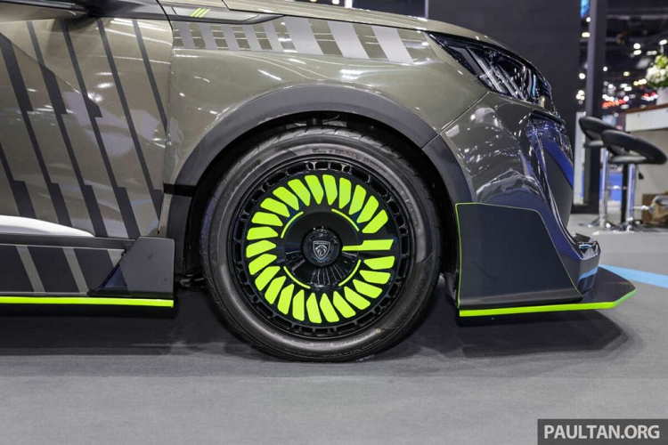 Thân xe cũng được mở rộng tạo chỗ cho các lỗ thông hơi cho vòm bánh trước và sau. Ốp gương chiếu hậu nguyên bản của 2008 giờ đã được thay thành loại ốp carbon.