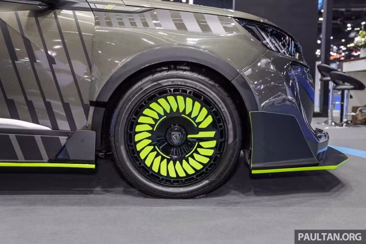 Thân xe cũng được mở rộng tạo chỗ cho các lỗ thông hơi cho vòm bánh trước và sau. Ốp gương chiếu hậu nguyên bản của 2008 giờ đã được thay thành loại ốp carbon.