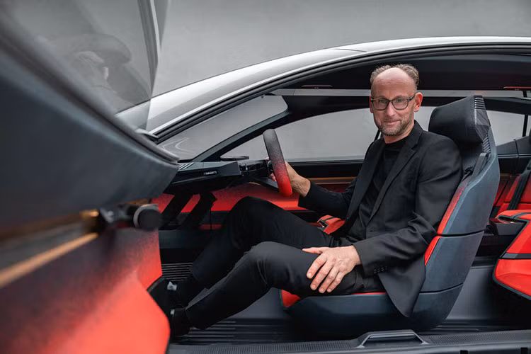 Trạng thái lái xe và khoảng cách xe trước sau, hoặc phanh cũng như các bảng điều khiển âm thanh và khí hậu, được thể hiện tối giản, gọn gàng, không bị che khuất khỏi mắt thường nhưng có thể được điều khiển bởi những người sử dụng tai nghe.