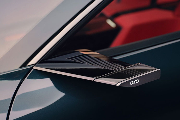 Không gian của xe có thể thu vào này được thực hiện nhờ các cửa trượt trong suốt phía sau và vách ngăn cơ giới phía sau khu vực hành khách. Audi Activesphere trang bị bộ mâm 22 inch và lốp 285/55 đặc biệt dành cho địa hình.