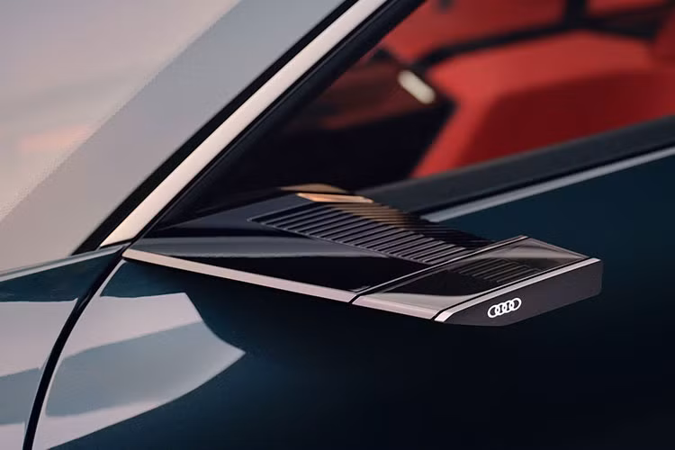 Không gian của xe có thể thu vào này được thực hiện nhờ các cửa trượt trong suốt phía sau và vách ngăn cơ giới phía sau khu vực hành khách. Audi Activesphere trang bị bộ mâm 22 inch và lốp 285/55 đặc biệt dành cho địa hình.