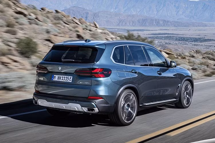 Ngoài ra, mẫu SUV hạng sang này còn có thêm lưới tản nhiệt tích hợp đèn tùy chọn. Đây là trang bị đã ra mắt trên BMW X6 từ cách đây vài năm. Bên cạnh đó là khe gió nằm dọc mới ở hai góc cản trước và hốc gió trung tâm được bao quanh bằng nẹp màu bạc nhám.