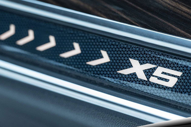 Bên cạnh đó là khe gió nằm dọc mới ở hai góc cản trước và hốc gió trung tâm được bao quanh bằng nẹp màu bạc nhám. Đằng sau, BMW X5 2024 được trang bị cụm đèn hậu với tạo hình 2 chữ "L" mới bên trong, đèn phản quang nằm ở vị trí thấp hơn, cản sau tích hợp tấm ốp gầm giả màu bạc nhám mới và đầu ống xả giả hình chữ nhật mạ crôm.