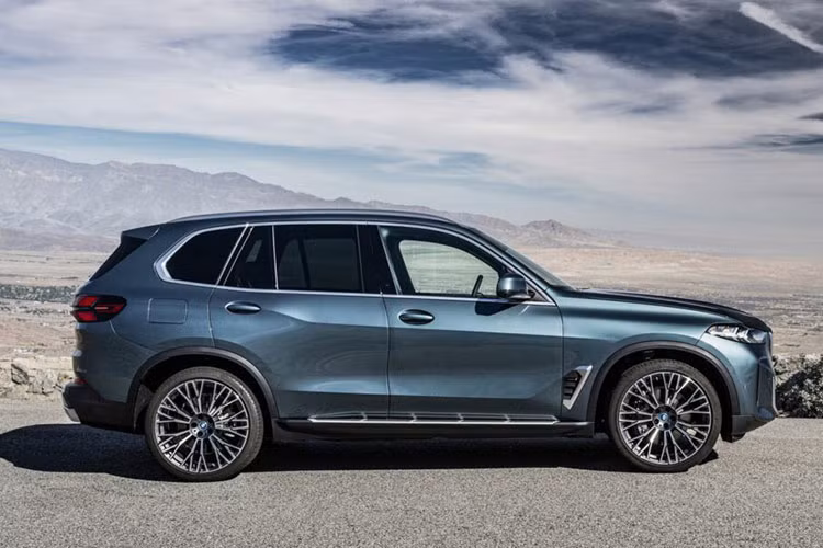 Đúng như những hình ảnh rò rỉ, mẫu xe SUV BMW X5 2024 không được bổ sung hệ thống đèn 2 tầng theo phong cách của người anh em X7 nâng cấp. Thay vào đó, xe vẫn giữ lại hệ thống đèn thông thường như phiên bản cũ. Tuy nhiên, đèn pha của BMW X5 mới đã trở nên thanh mảnh hơn và tích hợp dải đèn LED định vị ban ngày hình mũi tên mới.