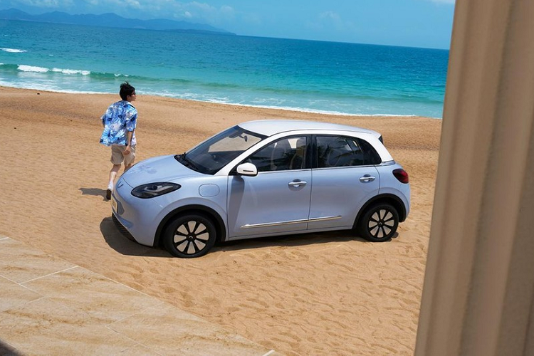 Thêm vào đó là 4 túi khí tiêu chuẩn, bao gồm 2 túi khí trước và 2 túi khí bên. Những tính năng an toàn như tự động giữ phanh tạm thời Auto Hold và hệ thống cân bằng điện tử ESC cũng được trang bị tiêu chuẩn cho phiên bản này. Trong khi đó, thiết kế nội - ngoại thất của Wuling Bingo phiên bản cao cấp nhất không có gì thay đổi. Xe vẫn sở hữu kích thước dài x rộng x cao lần lượt là 3.950 x 1.708 x 1.580 mm và chiều dài cơ sở 2.560 mm.