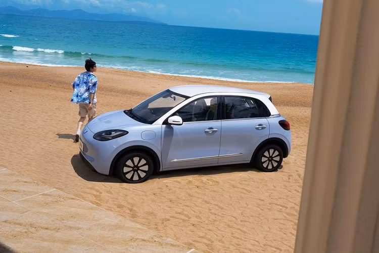 Thêm vào đó là 4 túi khí tiêu chuẩn, bao gồm 2 túi khí trước và 2 túi khí bên. Những tính năng an toàn như tự động giữ phanh tạm thời Auto Hold và hệ thống cân bằng điện tử ESC cũng được trang bị tiêu chuẩn cho phiên bản này. Trong khi đó, thiết kế nội - ngoại thất của Wuling Bingo phiên bản cao cấp nhất không có gì thay đổi. Xe vẫn sở hữu kích thước dài x rộng x cao lần lượt là 3.950 x 1.708 x 1.580 mm và chiều dài cơ sở 2.560 mm.