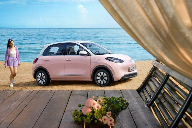 Wuling Bingo được thiết kế khá mềm mại và mượt mà với những đường nét bo tròn bên ngoài. Mẫu ôtô điện Trung Quốc này được trang bị đèn pha LED hình giọt nước, tích hợp đèn LED định vị ban ngày, vành thép đi kèm ốp mâm màu bạc và đèn hậu LED. Bên trong Wuling Bingo là không gian nội thất 4 chỗ ngồi nhưng mẫu xe này khác với Hongguang Mini EV vì có khoang hành lý riêng.