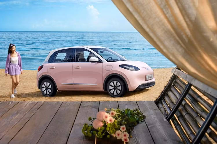 Wuling Bingo được thiết kế khá mềm mại và mượt mà với những đường nét bo tròn bên ngoài. Mẫu ôtô điện Trung Quốc này được trang bị đèn pha LED hình giọt nước, tích hợp đèn LED định vị ban ngày, vành thép đi kèm ốp mâm màu bạc và đèn hậu LED. Bên trong Wuling Bingo là không gian nội thất 4 chỗ ngồi nhưng mẫu xe này khác với Hongguang Mini EV vì có khoang hành lý riêng.