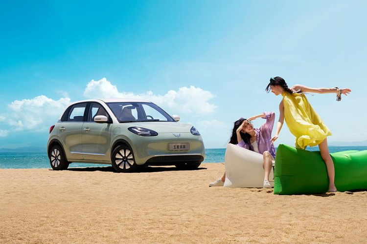  Wuling Bingo chạy điện lần đầu tiên trình làng ở thị trường Trung Quốc vào hồi tháng 4/2023. Sau gần nửa năm, thương hiệu Wuling của liên doanh SAIC-GM-Wuling đã chính thức bổ sung phiên bản mới. Được định vị như phiên bản cao cấp nhất của dòng Wuling Bingo, mẫu xe này có sự khác biệt lớn nhất là hệ truyền động.