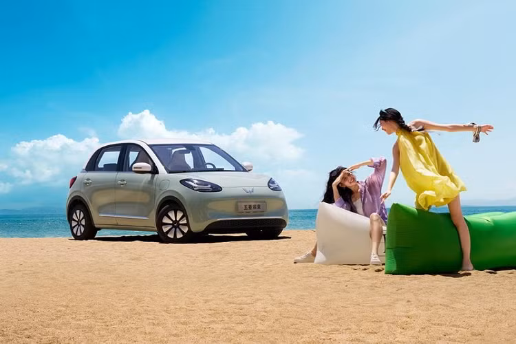  Wuling Bingo chạy điện lần đầu tiên trình làng ở thị trường Trung Quốc vào hồi tháng 4/2023. Sau gần nửa năm, thương hiệu Wuling của liên doanh SAIC-GM-Wuling đã chính thức bổ sung phiên bản mới. Được định vị như phiên bản cao cấp nhất của dòng Wuling Bingo, mẫu xe này có sự khác biệt lớn nhất là hệ truyền động.