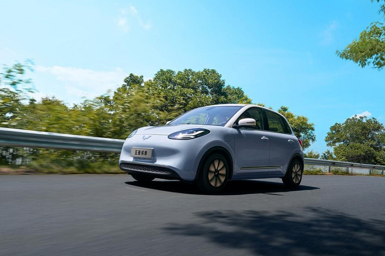 Theo đó, Wuling Bingo 2024 mới được trang bị mô-tơ điện làm mát bằng chất lỏng với công suất tối đa 50 kW (khoảng 67 mã lực). Mô-tơ điện này kết hợp với cụm pin có dung lượng lớn hơn, mang đến quãng đường di chuyển 410 km sau một lần sạc đầy pin. Trong khi đó, các phiên bản thấp hơn của Wuling Bingo chỉ có phạm vi di chuyển 203 km và 333 km.