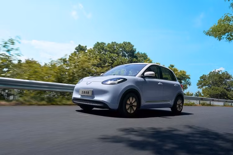 Theo đó, Wuling Bingo 2024 mới được trang bị mô-tơ điện làm mát bằng chất lỏng với công suất tối đa 50 kW (khoảng 67 mã lực). Mô-tơ điện này kết hợp với cụm pin có dung lượng lớn hơn, mang đến quãng đường di chuyển 410 km sau một lần sạc đầy pin. Trong khi đó, các phiên bản thấp hơn của Wuling Bingo chỉ có phạm vi di chuyển 203 km và 333 km.