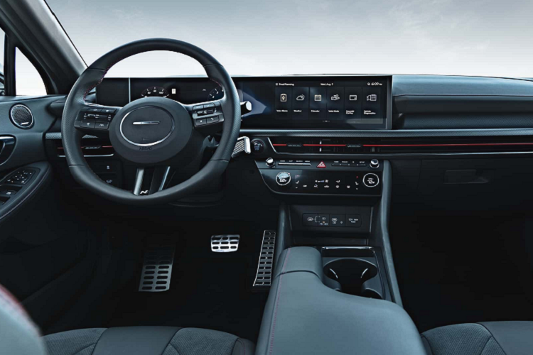 Công nghệ CenterPoint 360, cốp chỉnh điện và công nghệ Digital Key 2. Hyundai Sonata N Line sẽ phân biệt với các phiên bản thông thường bằng đường chỉ khâu màu đỏ tương phản và các điểm nhấn sơn màu đỏ.