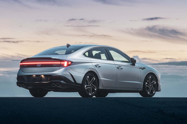 Hiện giá xe Hyundai Sonata SE 2023 là 26.565 USD, Sonata Hybrid Blue có giá khởi điểm 29.565 USD và N Line 2023 có giá khởi điểm là 35.940 USD. Giá đã bao gồm phí giao xe tận nhà (1.115 USD), có thể giả định những con số đó sẽ tăng một ít vào năm 2024.