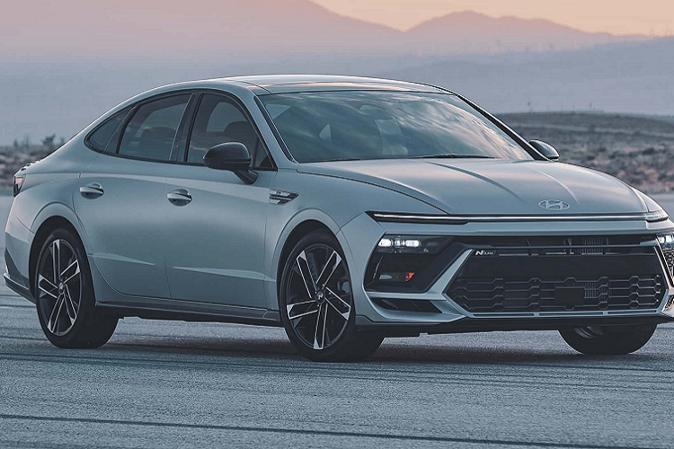 Nếu thích sự mạnh mẽ có thể chọn phiên bản Sonata N Line, nổi bật với cụm lưới tản nhiệt lớn hơn cùng mâm xe hợp kim 19 inch độc đáo. Hệ thống 4 ống xả cùng cánh gió màu đen. Sonata N Line còn trang bị lớp sơn Aero Matte Silver độc quyền.