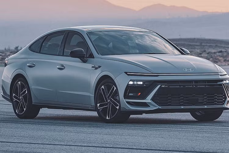 Nếu thích sự mạnh mẽ có thể chọn phiên bản Sonata N Line, nổi bật với cụm lưới tản nhiệt lớn hơn cùng mâm xe hợp kim 19 inch độc đáo. Hệ thống 4 ống xả cùng cánh gió màu đen. Sonata N Line còn trang bị lớp sơn Aero Matte Silver độc quyền.