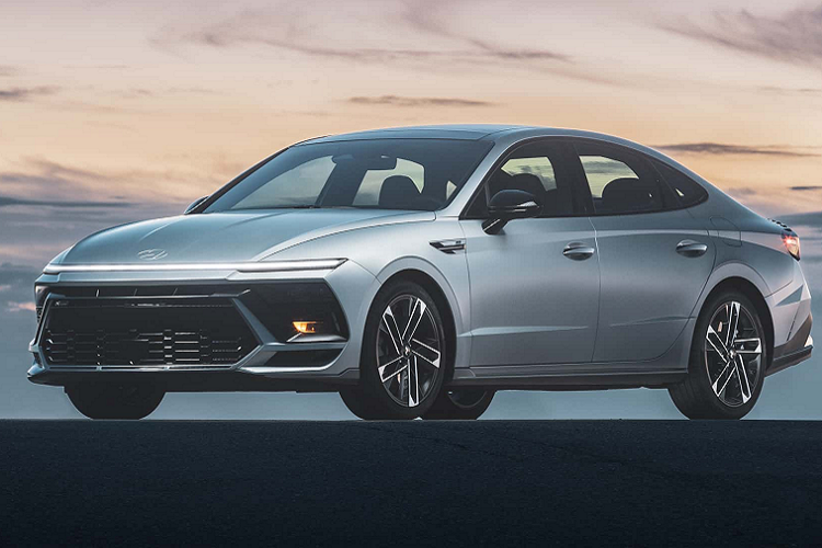 Sonata 2024 cung cấp 3 tùy chọn động cơ cho thị trường Bắc Mỹ, gồm động cơ 2.5L hút khí tự nhiên, động cơ 2.5L tăng áp và động cơ hybrid 2.0L 4 xi-lanh. Hyundai không nhắc đến thông số kỹ thuật của Sonata mới 2024, tuy nhiên một số thông tin cho rằng N Line cho công suất 290 mã lực, bản động cơ hybrid công suất 192 mã lực và động cơ 2.5L hút khí tự nhiên (có hệ dẫn động 4 bánh chủ động phân phối mô-men xoắn giữa bánh trước và bánh sau) công suất 191 mã lực.