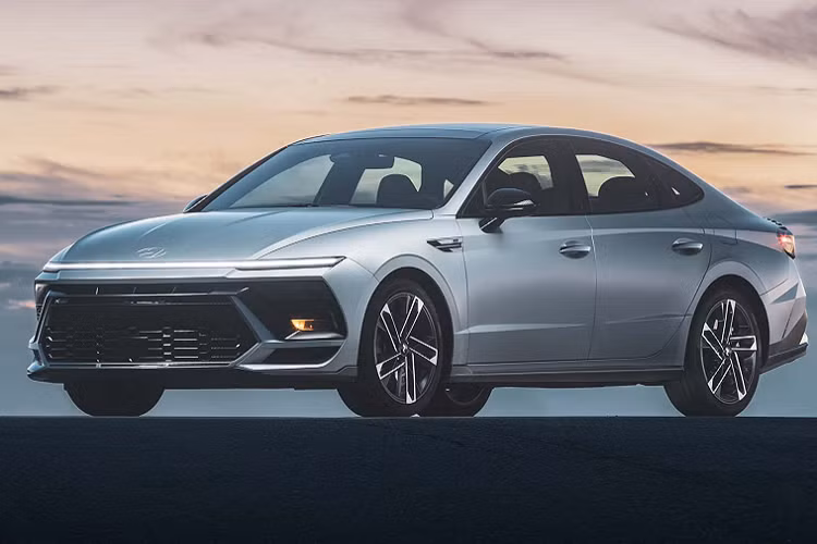 Sonata 2024 cung cấp 3 tùy chọn động cơ cho thị trường Bắc Mỹ, gồm động cơ 2.5L hút khí tự nhiên, động cơ 2.5L tăng áp và động cơ hybrid 2.0L 4 xi-lanh. Hyundai không nhắc đến thông số kỹ thuật của Sonata mới 2024, tuy nhiên một số thông tin cho rằng N Line cho công suất 290 mã lực, bản động cơ hybrid công suất 192 mã lực và động cơ 2.5L hút khí tự nhiên (có hệ dẫn động 4 bánh chủ động phân phối mô-men xoắn giữa bánh trước và bánh sau) công suất 191 mã lực.