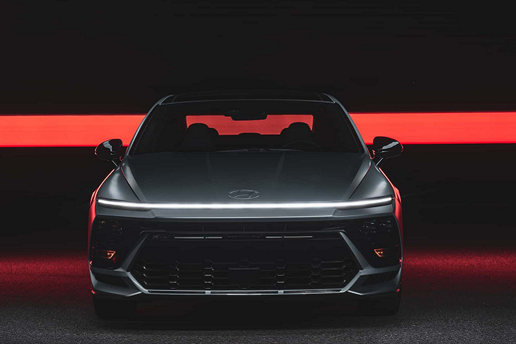 Với những vùng khí hậu lạnh hơn, khách hàng sẽ đánh giá cao khả năng bám đường của hệ dẫn động bốn bánh, nhưng những người hy vọng vào chiếc Hyundai Sonata N Line AWD thể thao có thể phải thất vọng. Điều này cũng xảy ra với khách hàng chọn động cơ lai khi hệ dẫn động 4 bánh chỉ trang bị trên phiên bản động cơ 4 xi-lanh dung tích 2.5L hút khí tự nhiên.