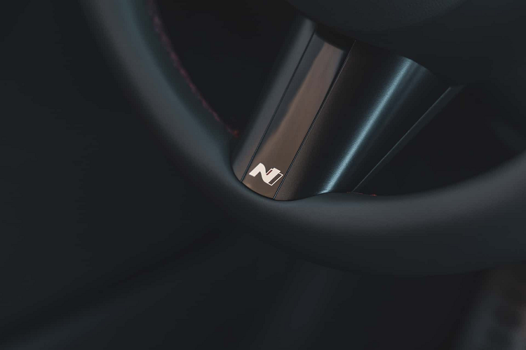 Bên cạnh đó còn có các trang trí hoa văn kiểu kim loại. Hyundai Sonata N Line sẽ phân biệt với các phiên bản thông thường bằng đường chỉ khâu màu đỏ tương phản và các điểm nhấn sơn màu đỏ. Bên cạnh đó còn có các trang trí hoa văn kiểu kim loại.