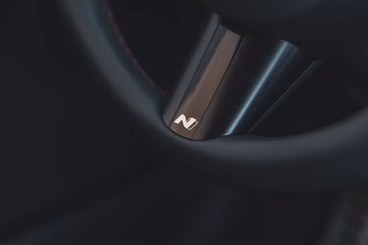 Bên cạnh đó còn có các trang trí hoa văn kiểu kim loại. Hyundai Sonata N Line sẽ phân biệt với các phiên bản thông thường bằng đường chỉ khâu màu đỏ tương phản và các điểm nhấn sơn màu đỏ. Bên cạnh đó còn có các trang trí hoa văn kiểu kim loại.