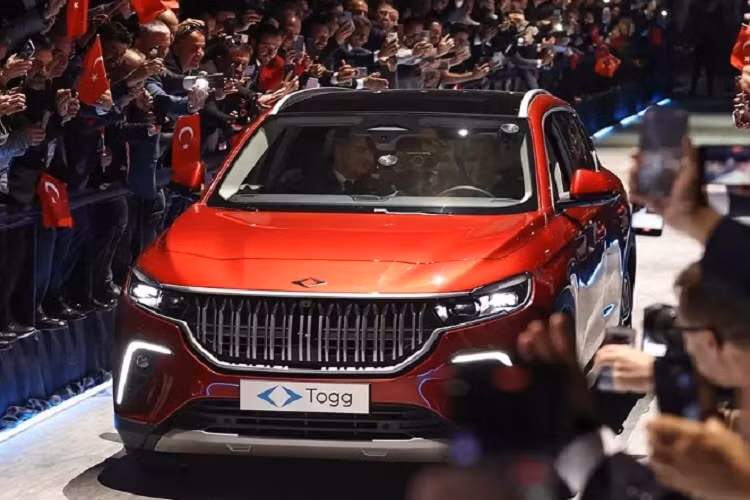 Động thái này được đưa ra là một phần trong kế hoạch thúc đẩy sự phát triển của các nhà sản xuất xe ôtô điện nội địa Thổ Nhĩ Kỳ. Cụ thể là thương hiệu Togg của chính quyền Tổng thống Recep Tayyip Erdogan. Được biết, trong năm 2022 doanh số bán xe điện tại Thổ Nhĩ Kỳ đã tăng gần gấp 3 lần so với năm trước đó, lên mức 7.733 xe.