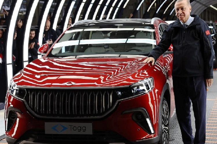 Theo kế hoạch, mẫu xe ôtô điện đầu tiên của Togg sẽ là một mẫu SUV, dự kiến ra mắt vào cuối năm nay. Trước đó, từ năm 2019, phiên bản concept của mẫu SUV này cũng từng được giới thiệu trước công chúng.