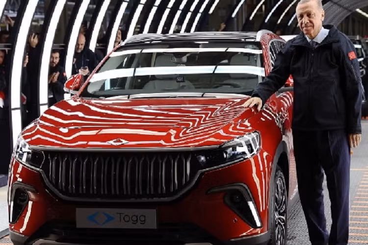 Theo kế hoạch, mẫu xe ôtô điện đầu tiên của Togg sẽ là một mẫu SUV, dự kiến ra mắt vào cuối năm nay. Trước đó, từ năm 2019, phiên bản concept của mẫu SUV này cũng từng được giới thiệu trước công chúng.