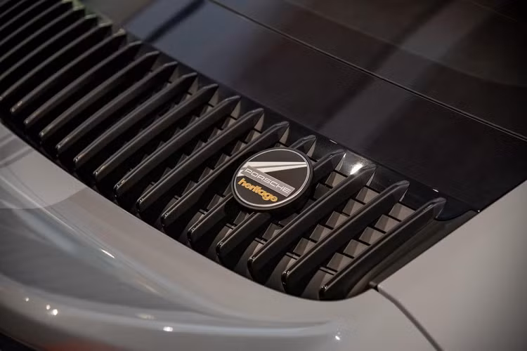 Chưa hết, xe còn có la-zăng 5 chấu đơn thửa riêng mang tên gọi Fuchs dạng phay xước khá cổ điển có kích thước 20 inch và 21 inch, phía đuôi xe có huy hiệu Porsche Heritage như hàm ý đây là thành viên của bản đặc biệt Heritage Edition.