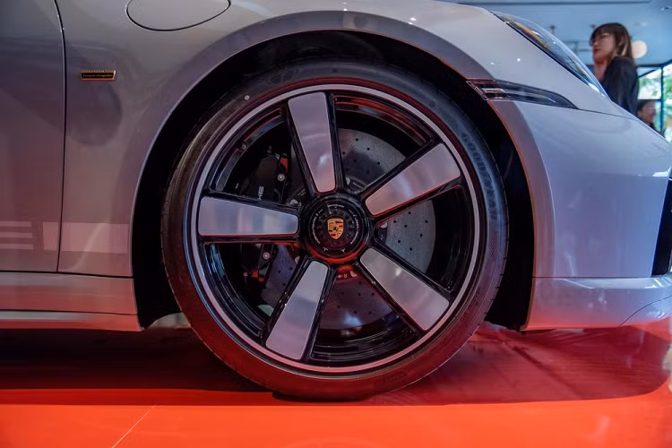 Trong khi đó, Porsche Việt Nam công bố giá bán dành cho xe 911 Sport Classic 2023 từ 18,66 tỷ đồng nhưng sau đó, họ đã điều chỉnh giá theo hướng tăng thêm 560 triệu đồng, lên thành 19,22 tỷ đồng.