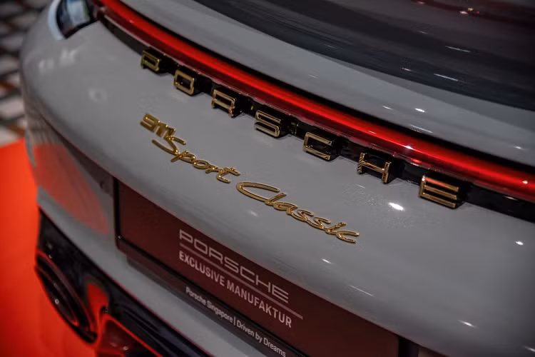 Động cơ trên sẽ đi kèm hộp số sàn 7 cấp và hệ dẫn động cầu sau, nhờ đó, chiếc xe thể thao giới hạn này có thể tăng tốc từ vị trí xuất phát lên 100 km/h chỉ trong thời gian 4,1 giây trước khi đạt tốc độ tối đa 315 km/h.