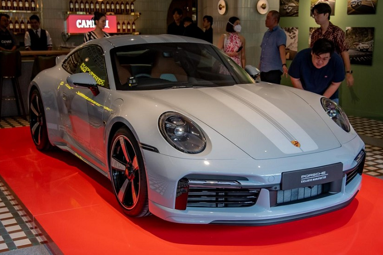 Hiện không rõ thời gian chính xác khi nào Porsche 911 Sport Classic về Việt Nam để bàn giao cho Cường Đô la cũng như ông Đặng Lê Nguyên Vũ, nhưng hiện tại các đại gia Singapore đã bắt đầu được đại lý chính hãng trả hàng, đầu tiên là chiếc mang số thứ tự 013X/1.250 với ngoại thất được sơn màu xám Sport Grey Metallic, bộ áo được cho là "quốc dân" trên mẫu xe thể thao giới hạn này.