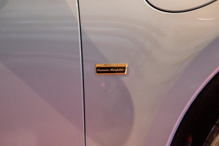 Cuối cùng là dòng chữ 911 Sport Classic 2023 và Porsche hoàn thành màu vàng rất nổi bật hay huy hiệu Porsche Exclusive Manufaktur được mạ vàng ở bên hông xe.