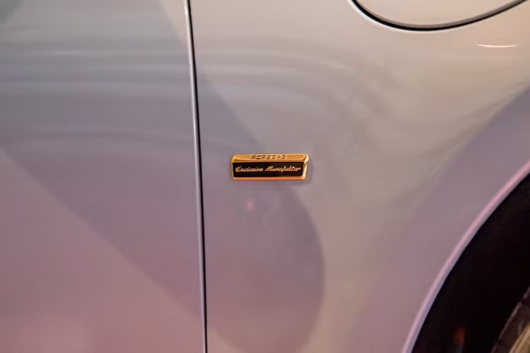 Cuối cùng là dòng chữ 911 Sport Classic 2023 và Porsche hoàn thành màu vàng rất nổi bật hay huy hiệu Porsche Exclusive Manufaktur được mạ vàng ở bên hông xe.