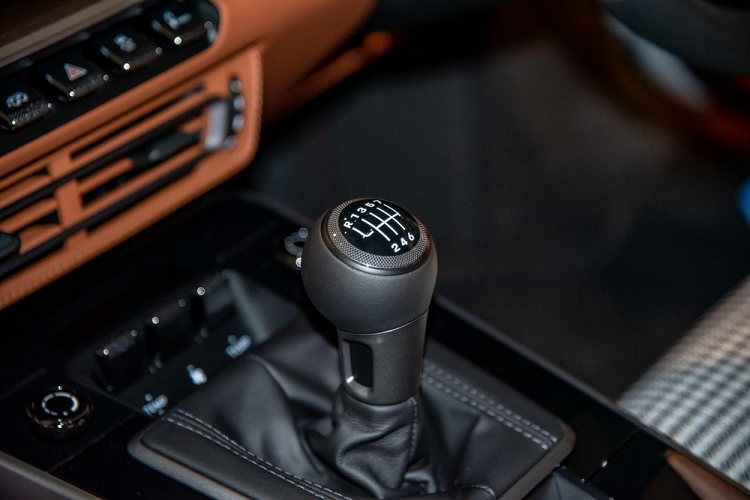 Về sức mạnh, Porsche 911 Sport Classic 2023 sở hữu khối động cơ 6 xy-lanh, dung tích 3.8 lít, tăng áp kép sản sinh công suất tối đa 542 mã lực và mô-men xoắn cực đại 600 Nm.