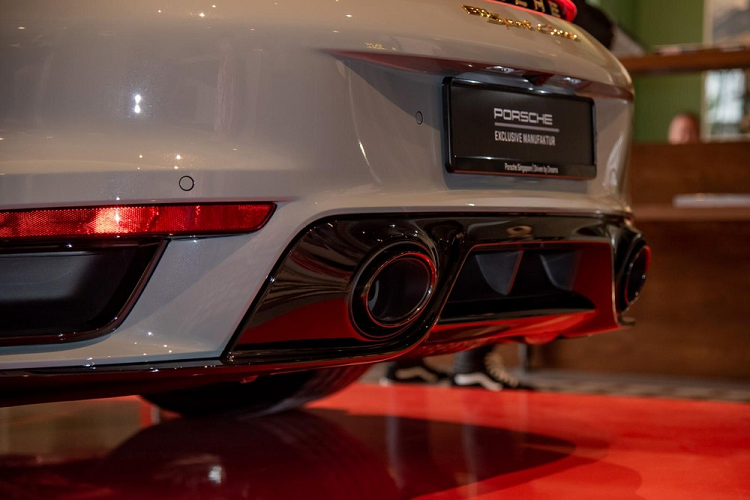Xe thể thao giới hạn Porsche 911 Sport Classic 2023 đầu tiên về Singapore ngoài màu sơn Sport Grey Metallic còn có sọc kép chạy từ đầu xe, lên trần ra đến đuôi xe để tạo điểm nhấn, 2 bên cửa có logo vòng tròn màu trắng đơn độc, không được đánh số thứ tự.