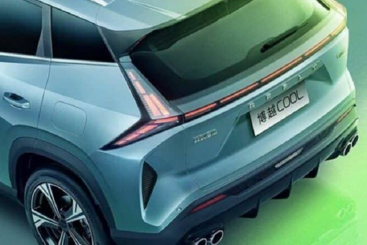 Vòng ra phía đuôi xe, Boyue Cool sở hữu cụm đèn hậu kiểu xuyên suốt kết hợp với đèn hình chữ Y ở cả hai bên và đèn phanh gắn trên cao. Xe có ống xả kép, chia đều 2 bên. Kích thước của Boyue Cool bao gồm chiều dài, rộng và cao lần lượt là 4.510x1.865x1.650 mm, chiều dài cơ sở 2.701 mm.