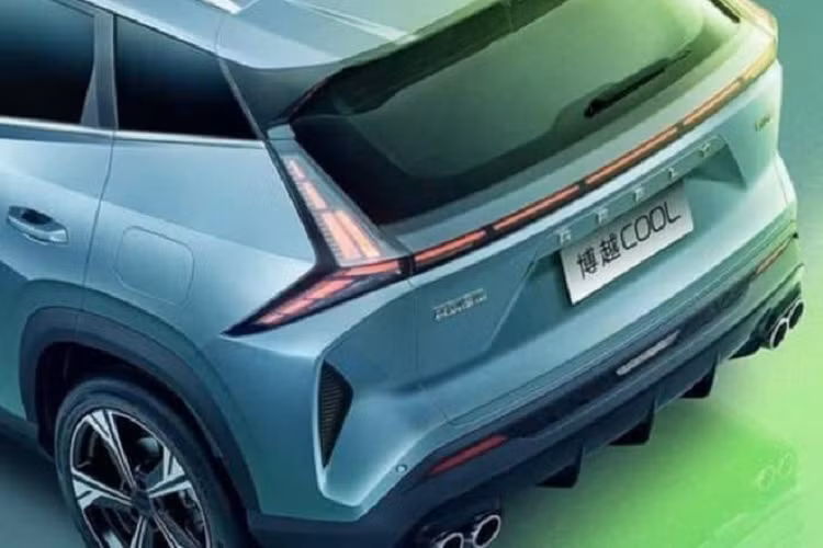 Vòng ra phía đuôi xe, Boyue Cool sở hữu cụm đèn hậu kiểu xuyên suốt kết hợp với đèn hình chữ Y ở cả hai bên và đèn phanh gắn trên cao. Xe có ống xả kép, chia đều 2 bên. Kích thước của Boyue Cool bao gồm chiều dài, rộng và cao lần lượt là 4.510x1.865x1.650 mm, chiều dài cơ sở 2.701 mm.