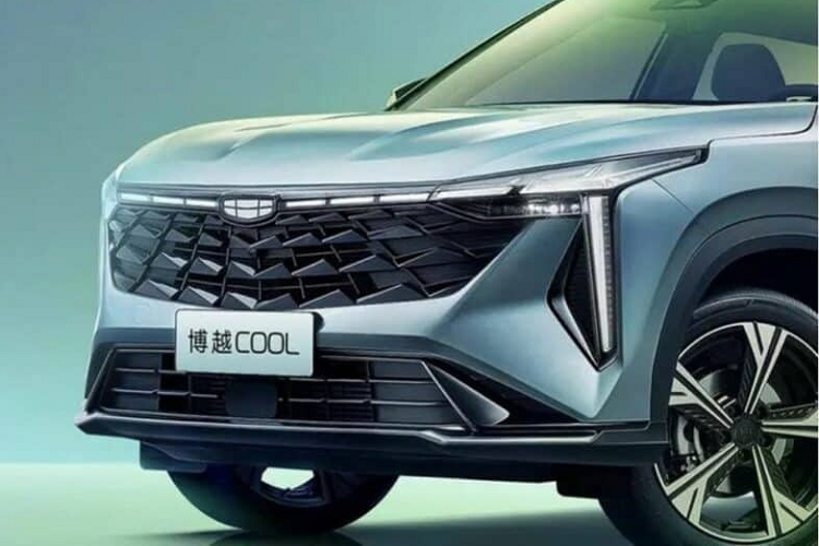 Ngoài ra, dải đèn LED ban ngày xuyên thấu có thể thắp sáng cùng với logo thương hiệu cùng đèn pha hình chữ Y nằm ngang mang đến tổng thể đầu xe khá hầm hố. Nhìn từ trên cao, Boyue Cool còn có cửa sổ trời toàn cảnh.