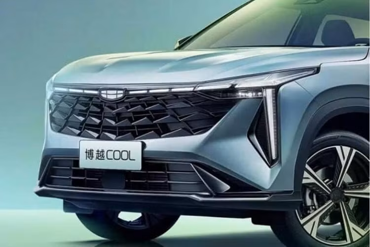 Ngoài ra, dải đèn LED ban ngày xuyên thấu có thể thắp sáng cùng với logo thương hiệu cùng đèn pha hình chữ Y nằm ngang mang đến tổng thể đầu xe khá hầm hố. Nhìn từ trên cao, Boyue Cool còn có cửa sổ trời toàn cảnh.