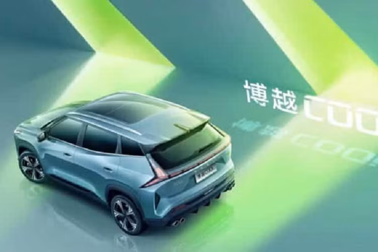 Theo nhà sản xuất ô tô Trung Quốc, Boyue Cool được áp dụng ngôn ngữ thiết kế “Starburst Vision” của Geely, nhờ đó mà ngoại hình xe khá góc cạnh với những đường nét sắc sảo. Đầu tiên là phần đầu xe được trang bị lưới tản nhiệt cỡ lớn, với điểm nhấn là được trang trí bằng lưới đen ma trận sắc nét.