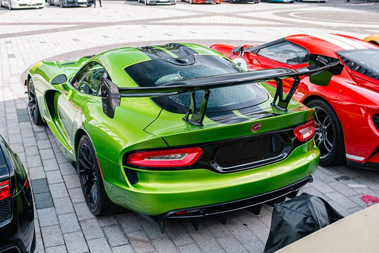 Với thông số đáng nể được thương hiệu Dodge cung cấp cho mẫu xe hàng hiếm này, SRT Viper ACR dễ dàng tăng tốc từ vị trí xuất phát lên 100km/h chỉ trong thời gian 3,4 giây trước khi đạt tốc độ tối đa 332 km/h.