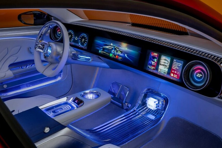 Tiếp theo đó là ghế trước có thiết kế ôm lấy thân người ngồi nhằm tạo cảm giác yên tâm và được bảo vệ. Cả ghế lẫn tapi cửa đều được bọc bằng chất liệu da Nappa màu trắng sang trọng. Trên đầu hành khách là trần kính toàn cảnh, mang đến cảm giác thoáng đãng, gần gũi với thiên nhiên hơn.