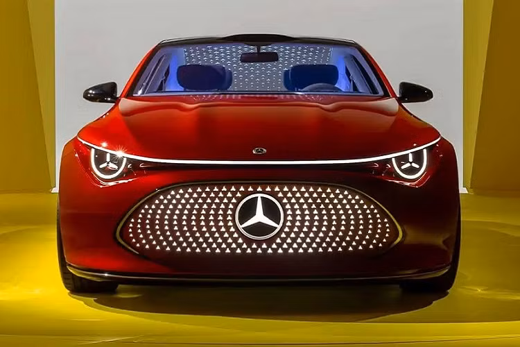 Cảm hứng thiết kế của Concept CLA Class chính là biểu tượng ngôi sao 3 cánh đặc trưng của thương hiệu Mercedes-Benz. Do đó, chúng ta có thể dễ dàng nhận ra những chi tiết hình ngôi sao 3 cánh trên mẫu xe concept này như lưới tản nhiệt, đèn pha, vành la-zăng và đèn hậu. Ngoài ra, Concept CLA Class còn có dải đèn LED nằm vắt ngang đầu xe, logo Mercedes-Benz phát sáng và vành hợp kim 21 inch với thiết kế khí động lực học. Vì là xe concept nên mẫu ô tô này không có tay nắm cửa.