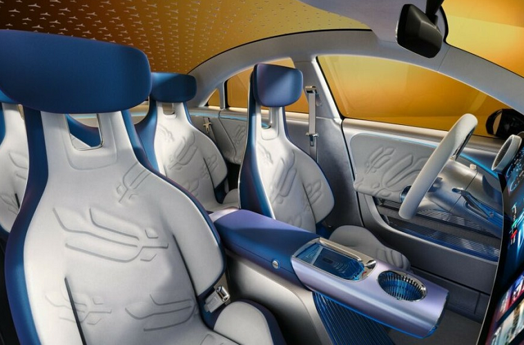 Không nằm ngoài xu hướng chung của ngành công nghiệp ô tô thế giới, Mercedes-Benz Concept CLA Class cũng đi kèm nhiều chất liệu thân thiện với môi trường như da Nappa được sản xuất và xử lý bền vững, thảm sàn dệt từ sợi tre, lưng ghế bằng nhựa PET tái chế hay hộc chứa đồ trên tapi cửa bằng nỉ chế tạo theo công nghệ sinh học.