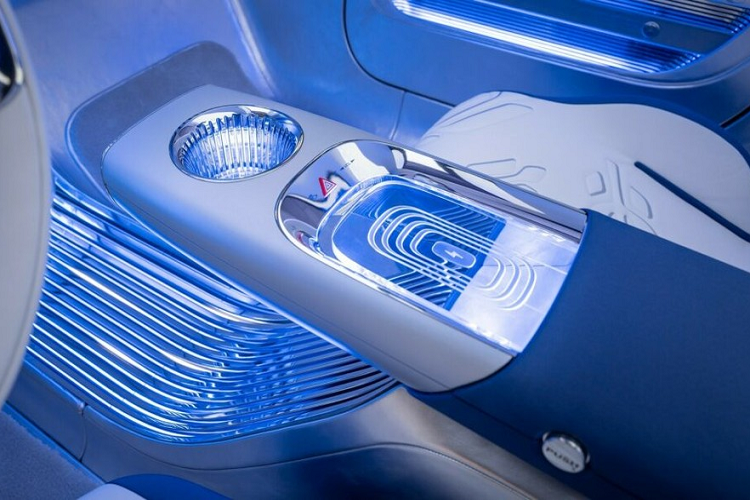 Khi miêu tả về Concept CLA Class, hãng Mercedes-Benz đã dùng cụm từ "xe 1 lít cho thời đại ô tô điện". Hãng xe Đức dự tính mẫu ô tô điện này sẽ có quãng đường di chuyển lên đến 750 km sau một lần sạc đầy, theo chu trình thử nghiệm WLTP của châu Âu, nhờ cụm pin lithium sắt photphat (LFP). Việc dùng pin LFP sẽ giúp Mercedes-Benz giảm giá bán của xe, từ đó cạnh tranh trong phân khúc hiện đang bị thống trị bởi Tesla.